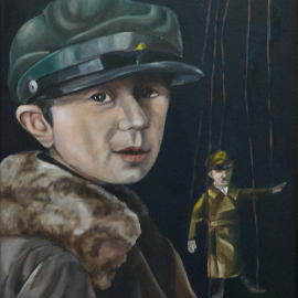 Junge mit Adolf Hitler Marionette